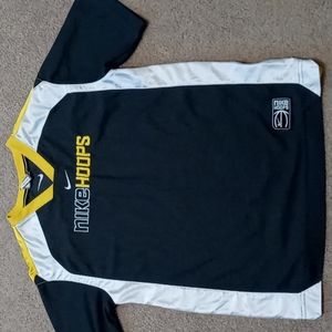 Nike hoops gray, white, and yellow tee shirt. Sz M (10-12)